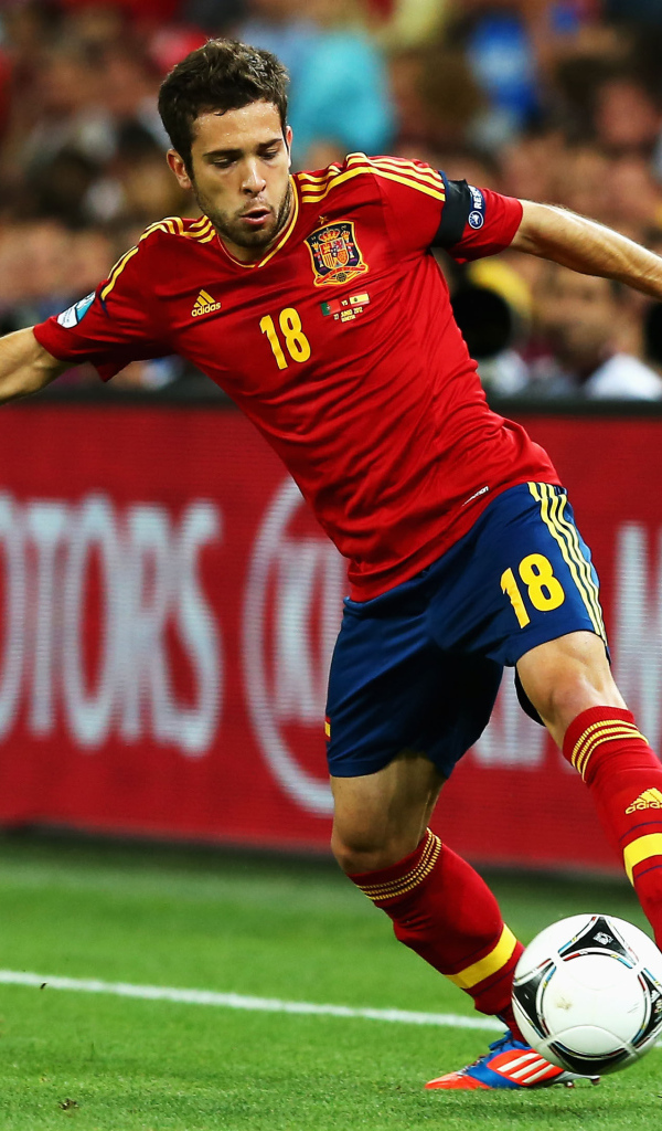 Барселона Хорди Альба передавая мяч