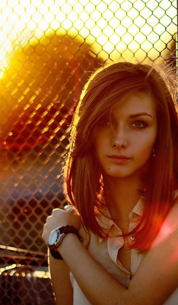 Красивая девушка шатенка с пирсингом в носу