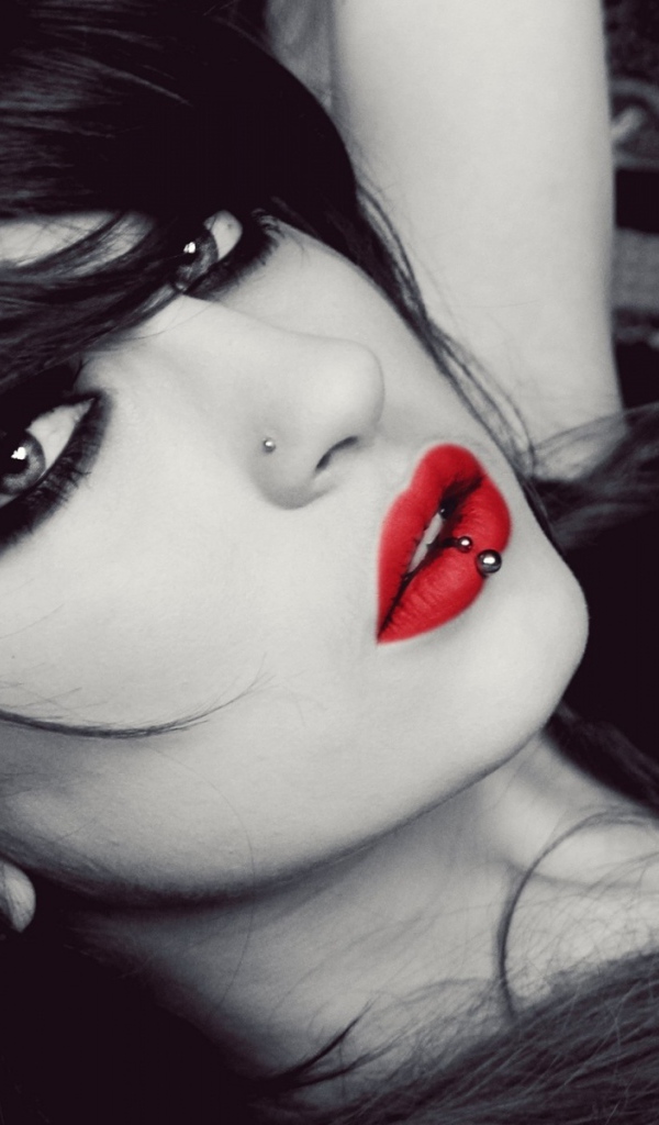 Красивая девушка брюнетка с пирсингом в носу и губе