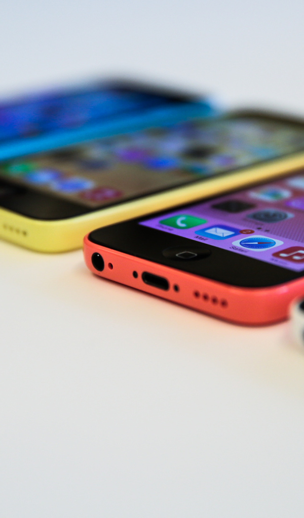 Новые красивые Iphone 5С на белом столе