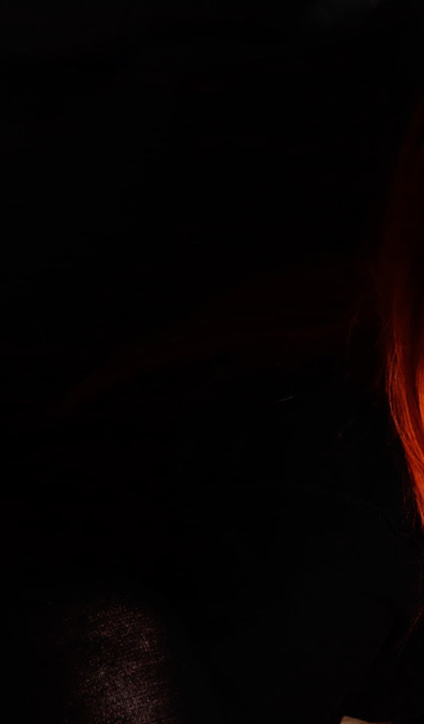 Красивая девушка рыжеволосая с пирсингом на лице