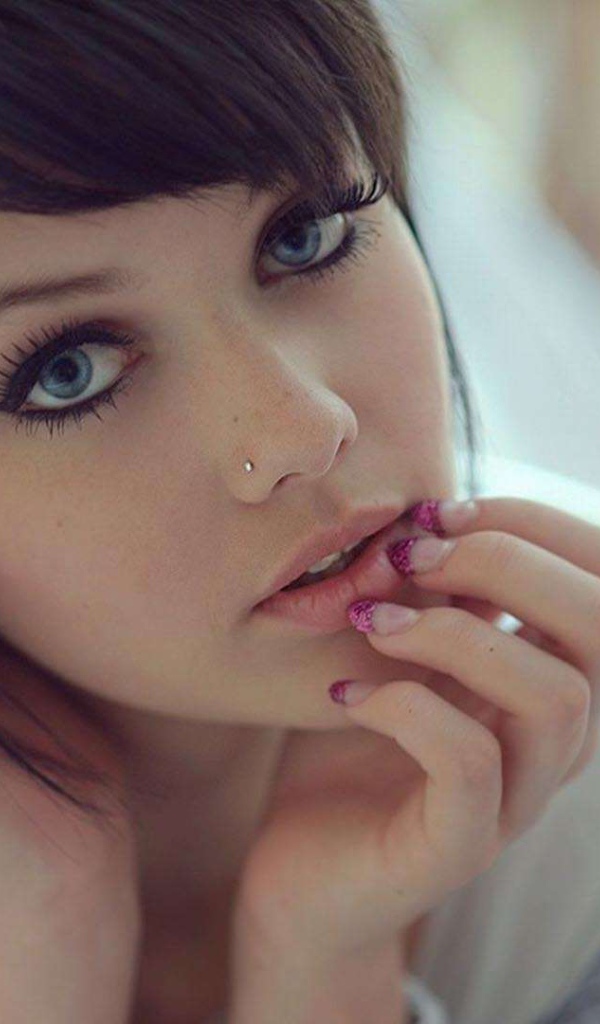 Красивая девушка брюнетка с короткими волосами и пирсингом в носу