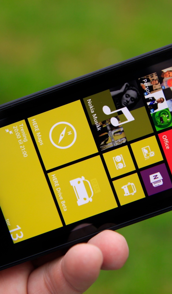 Чёрная Nokia Lumia 520 в руке