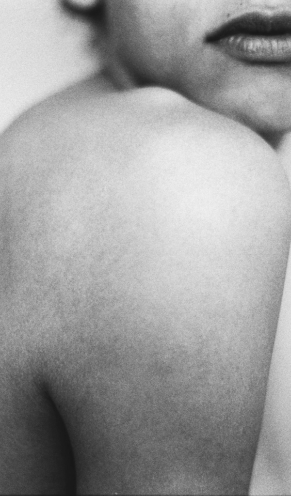 Чёрно-белая красивая фотография девушки