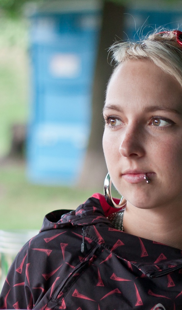 Девушка блондинка с дредами и пирсингом в губе