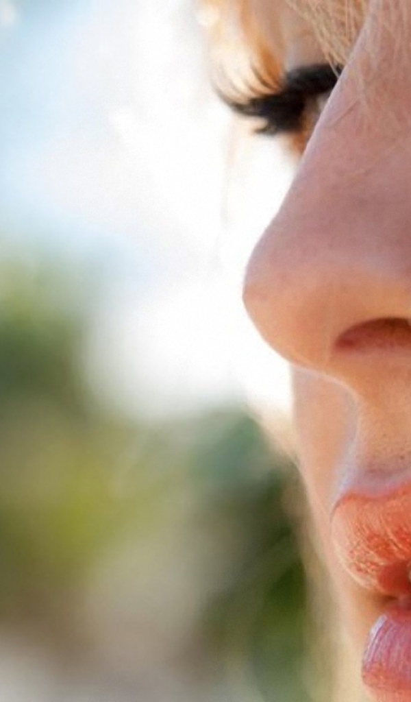 Девушка блондинка с пирсингом в носу крупным планом