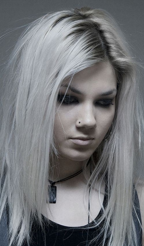 Девушка блондинка с пирсингом в носу