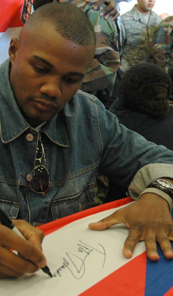 Боксер Феликс Тринидад подписывает флаг