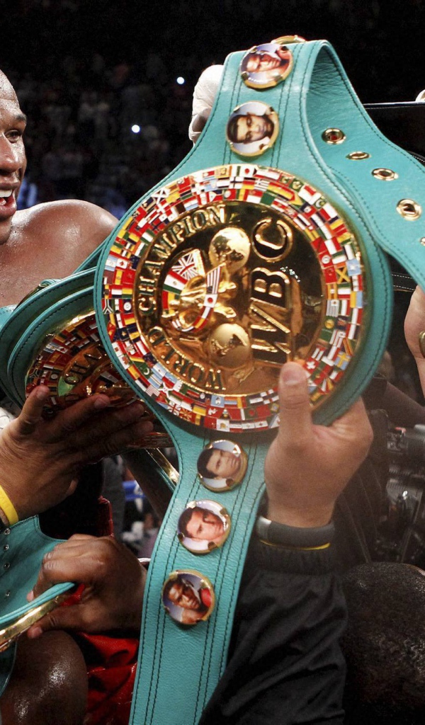 Боксер Флойд Мэйуэзер-младший и его призы