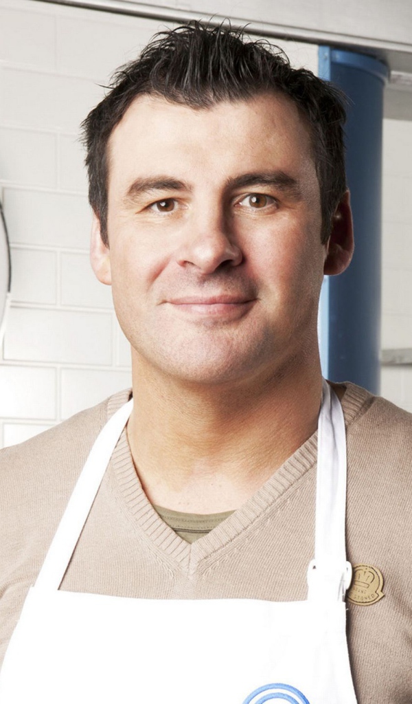 Боксер Джо Кальзаге на кухне