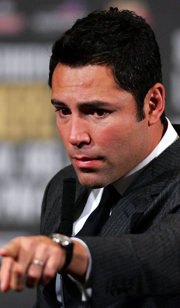 Боксер Оскар Дела Хойя в черном костюме