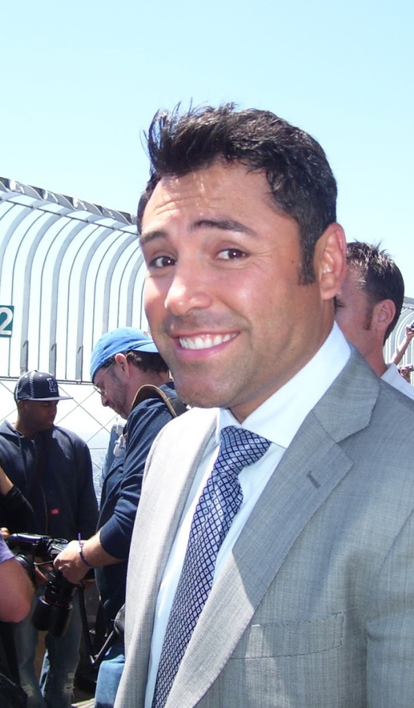 Боксер Оскар Дела Хойя в серебряном костюме