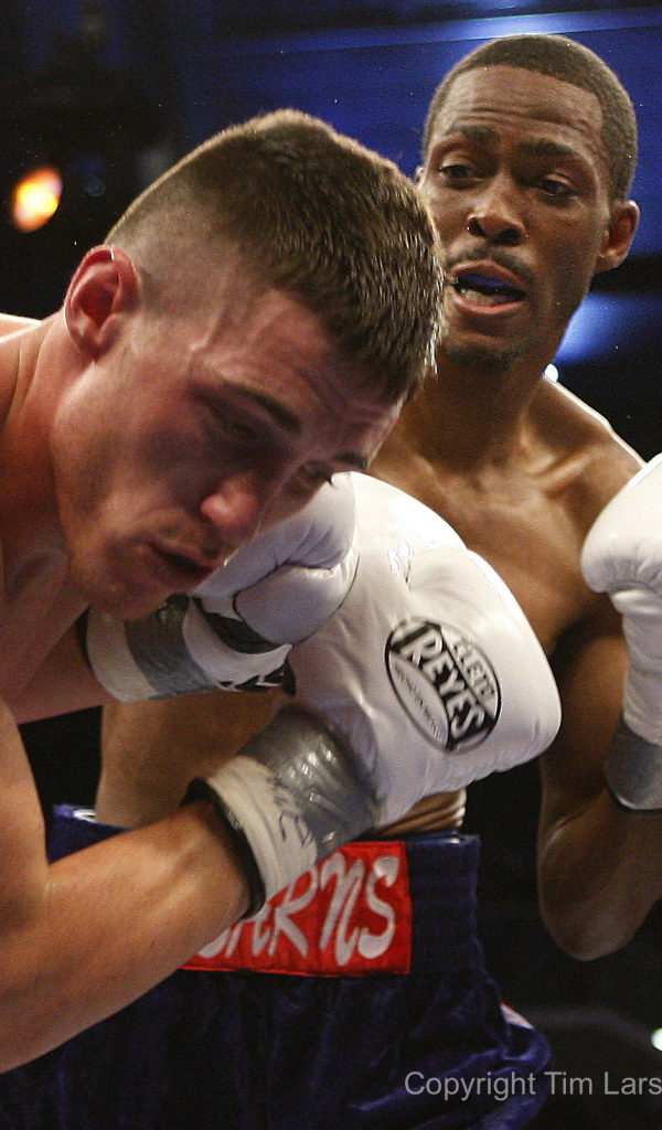 Боксер Томас Хернс сокрушительный удар