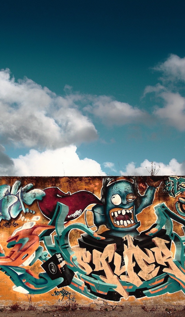 Яркое граффити на фоне неба