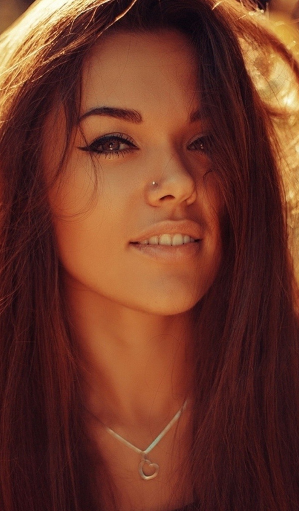 Девушка шатенка с пирсингом в носу