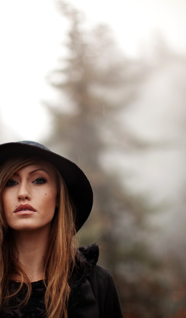 Девушка шатенка с пирсингом в носу и губе