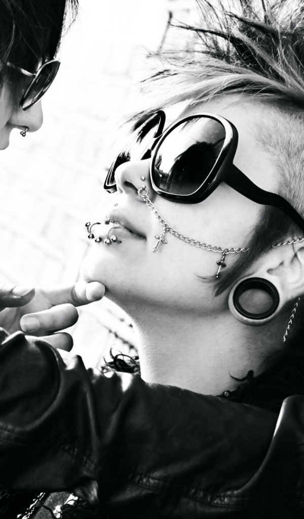 Девушки брюнетки с пирсингом в носу и губе