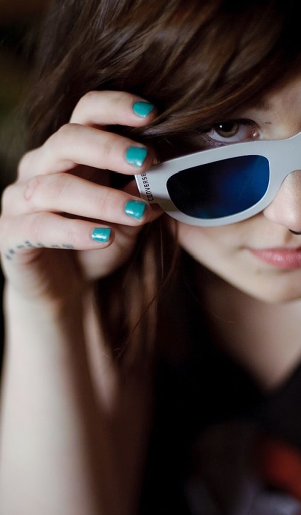 Девушка брюнетка в очках и с пирсингом в носу