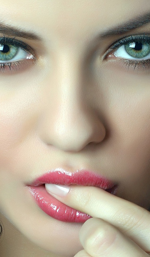 Девушка брюнетка с пирсингом в ушах