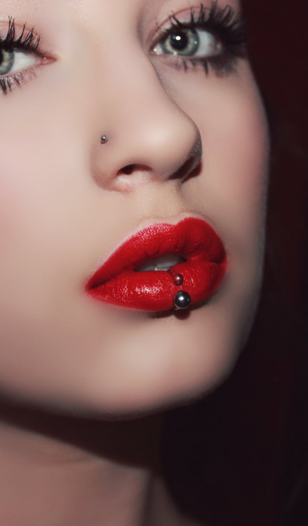 Девушка брюнетка с пирсингом в губе и носу