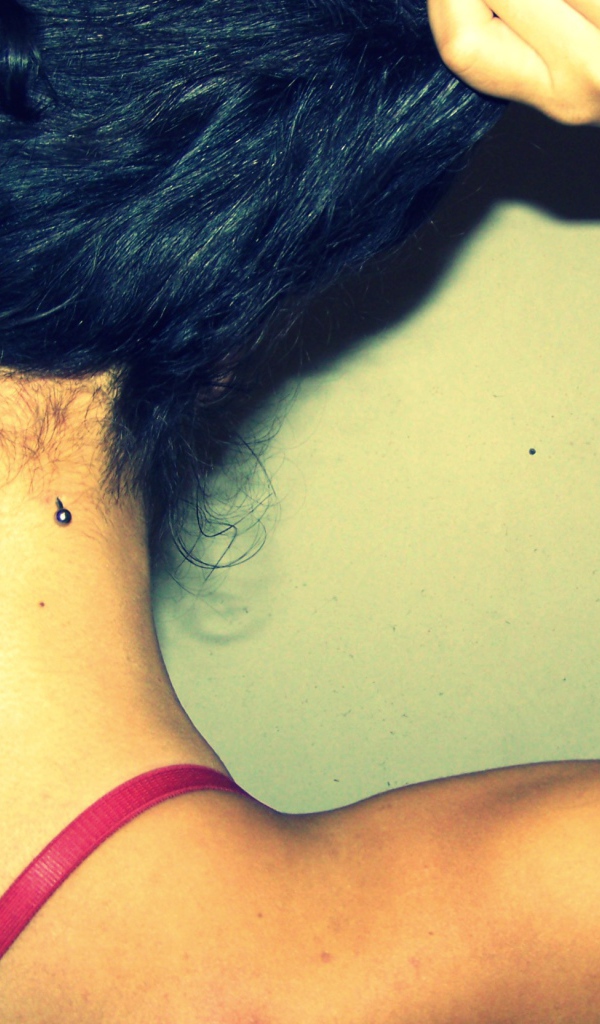 Девушка брюнетка с пирсингом в шее