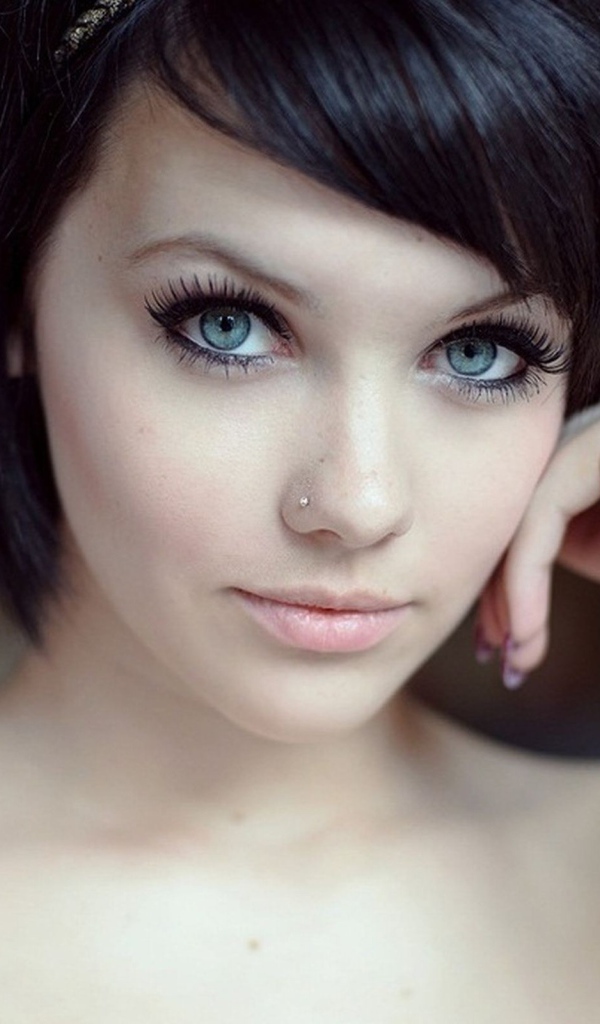 Девушка брюнетка с короткими волосами и пирсингом в носу