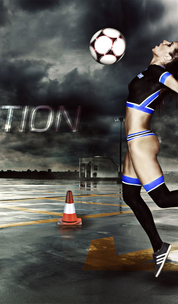 Брюнетка с футбольным мячом