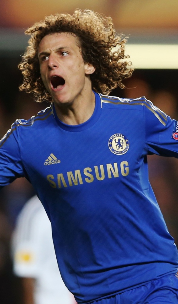 Челси Давид Луис на поле