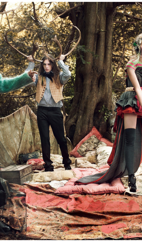 Креативная фотография людей в лесу