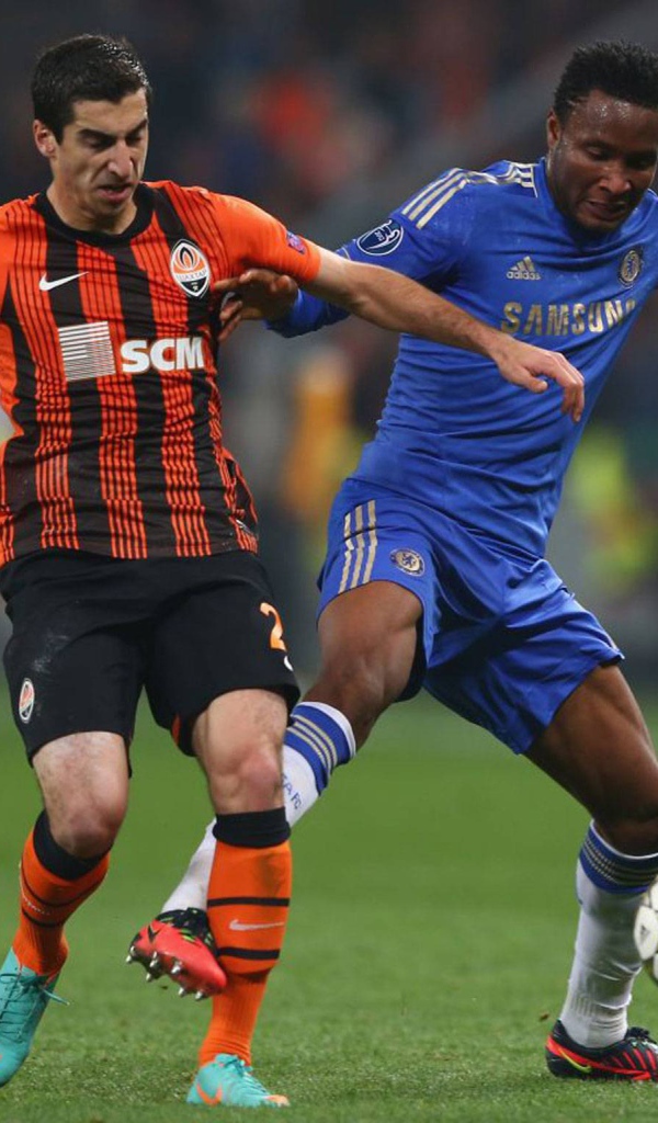 Дортмунд Генрих Мхитарян в борьбе за мяч