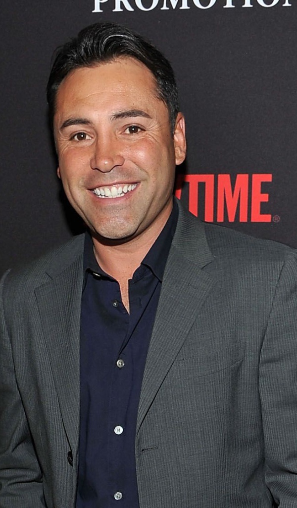 Известный боксер Оскар Дела Хойя улыбается