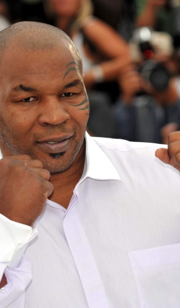 Известный Майк Тайсон в белой рубашке