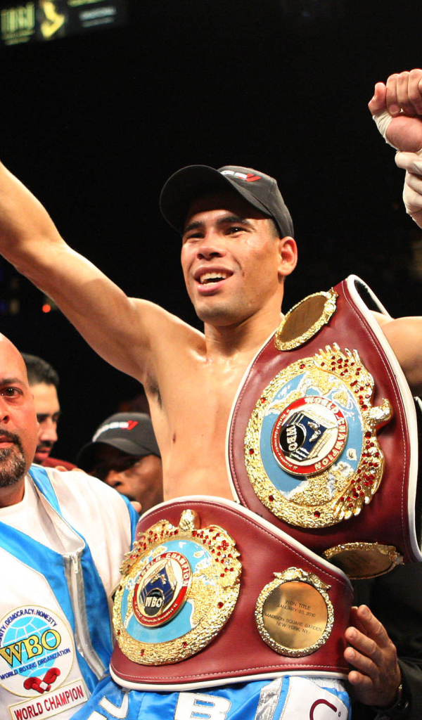 Известный боксер Феликс Тринидад и его пояса