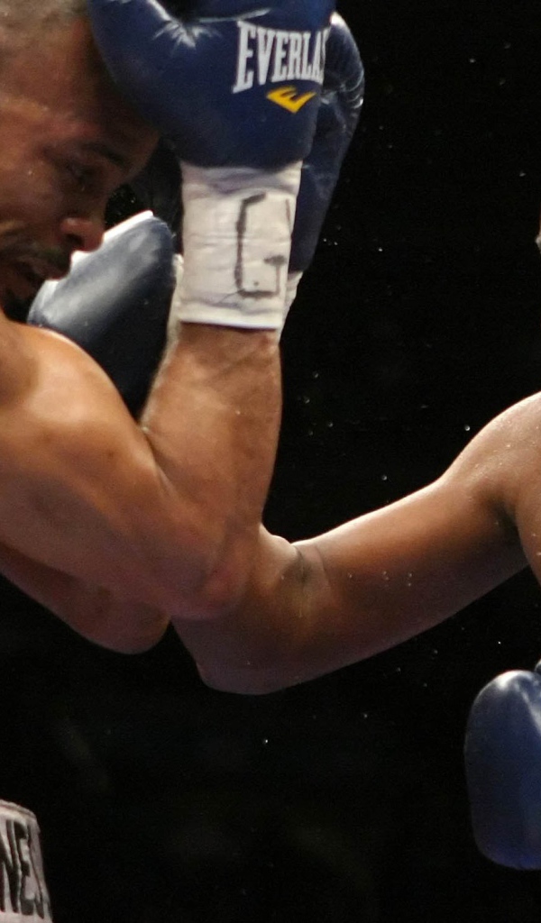 Известный боксер Феликс Тринидад выполняя апперкот