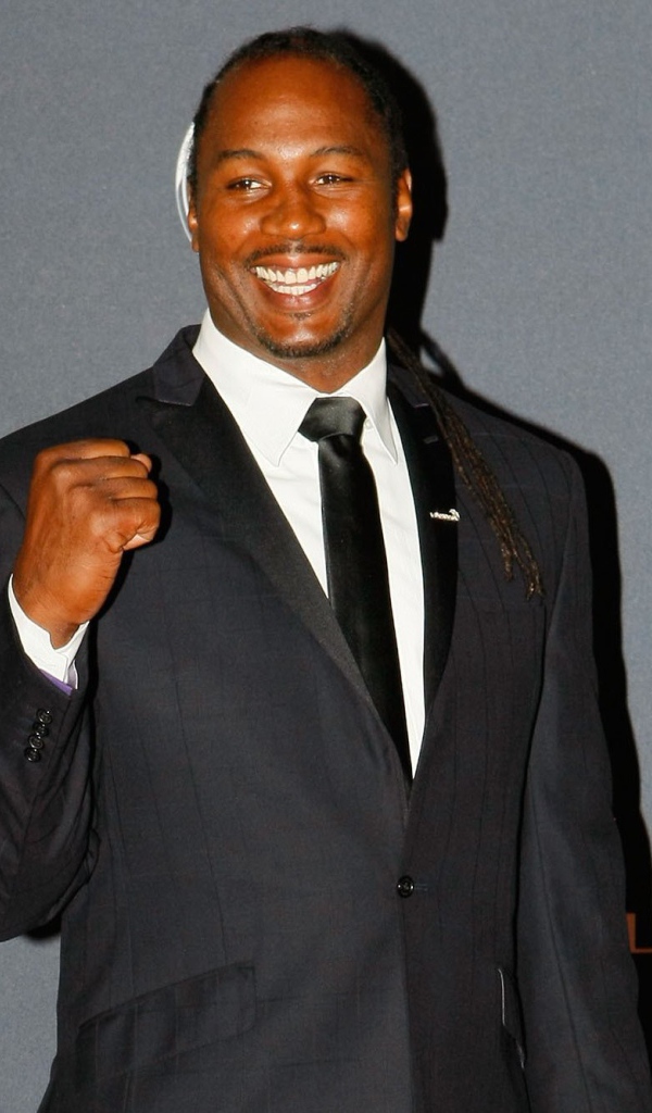 Известный боксер Леннокс Льюис в черном костюме