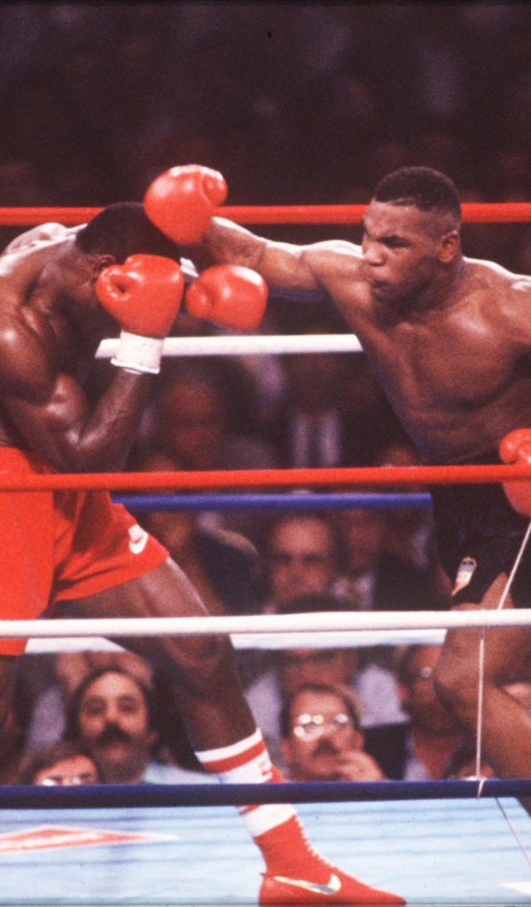 Известный боксер Майк Тайсон на ринге