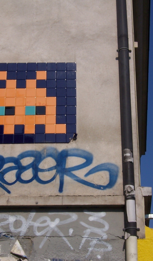 Граффити из плиток на стене