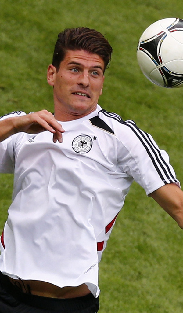  Фиорентина Марио Гомес пытался отбить мяч