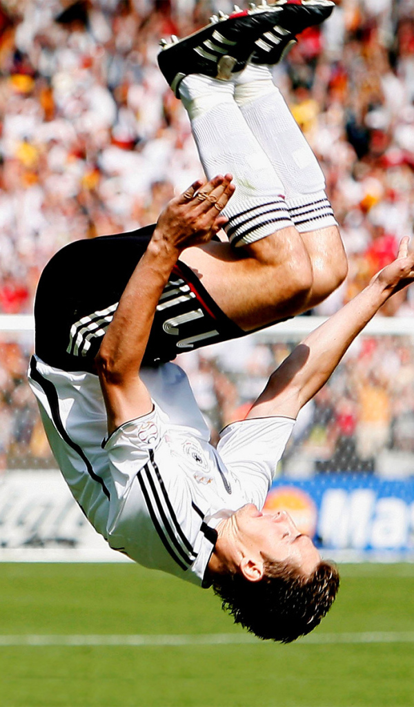 Футболист делает кульбит