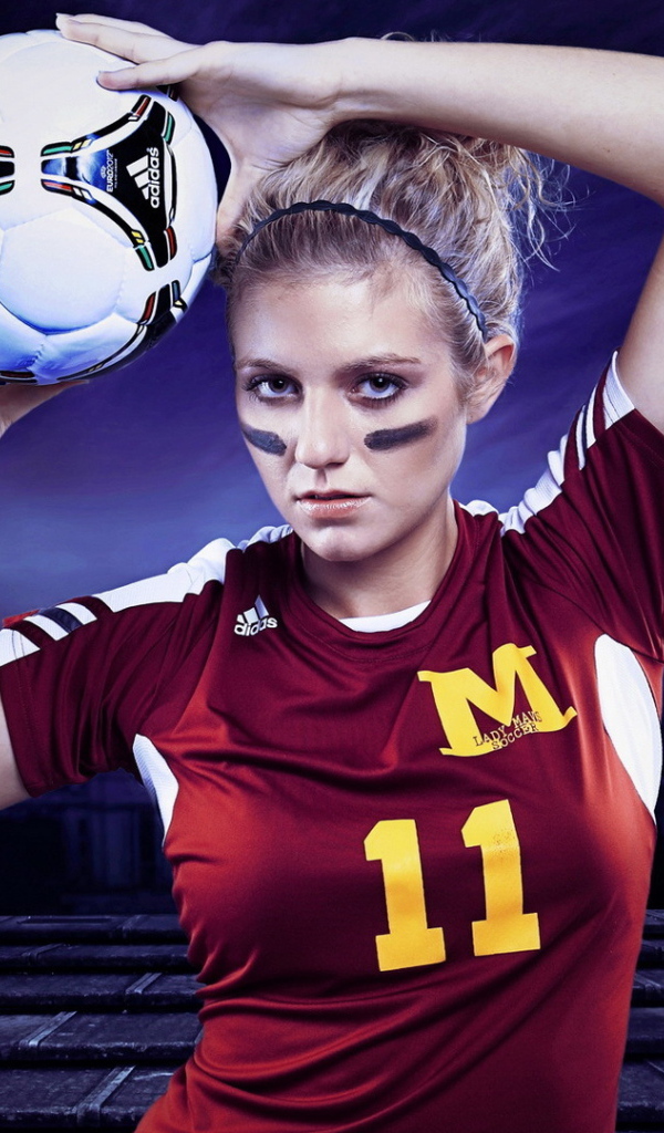 Футболистка со светлыми волосами