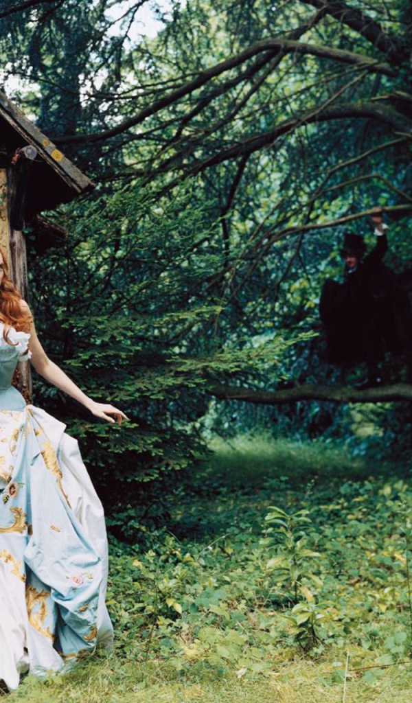 Призраки за окном дома