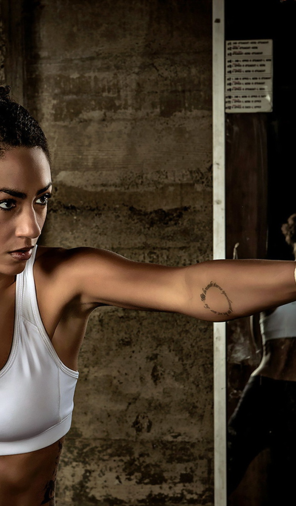 Девушка и груша для битья