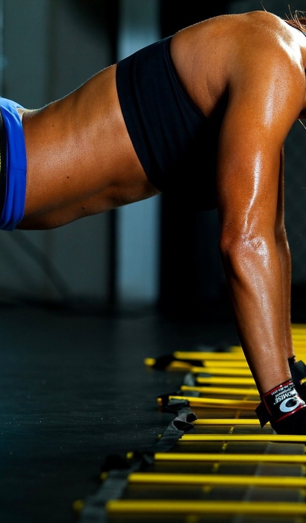 Девушка во время интенсивных тренировок