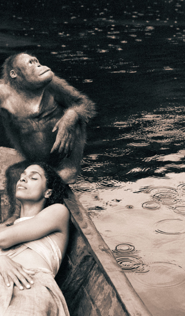 Девушка в лодке с обезьяной