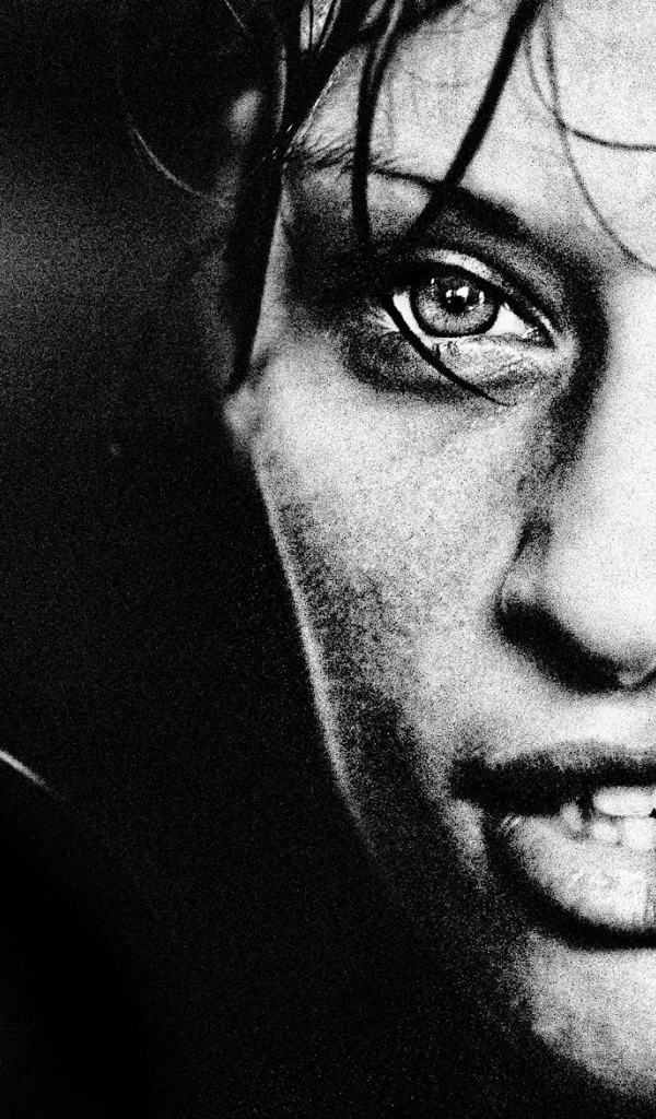 Девушка в боксёрских перчатках, чёрно-белое фото