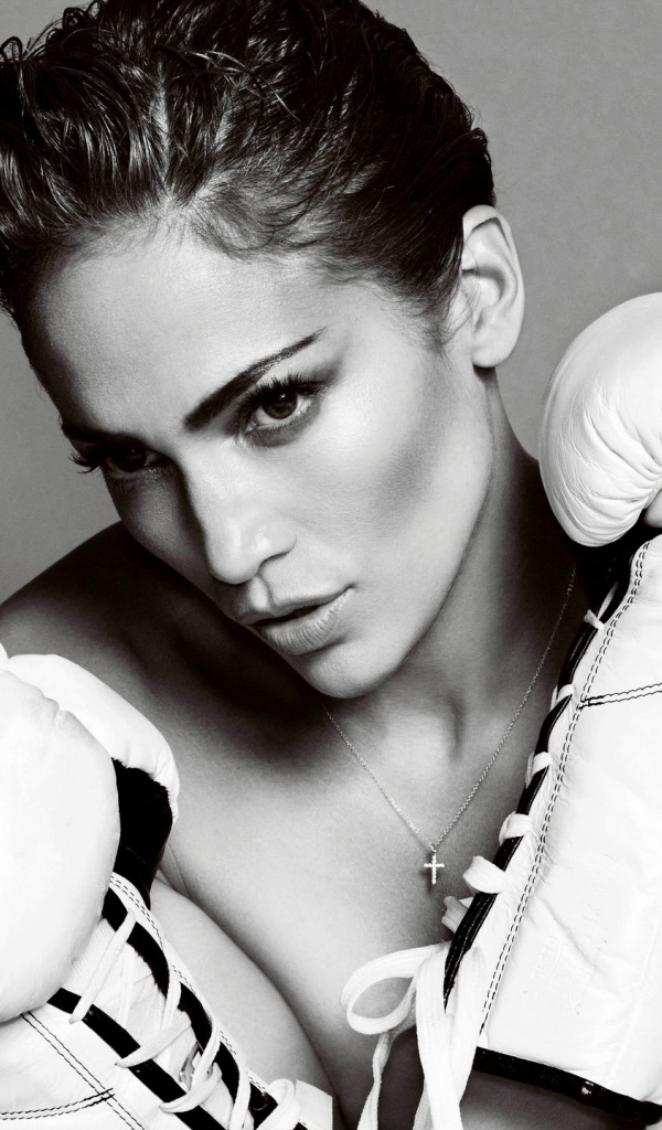 Девушка в белых боксерских перчатках