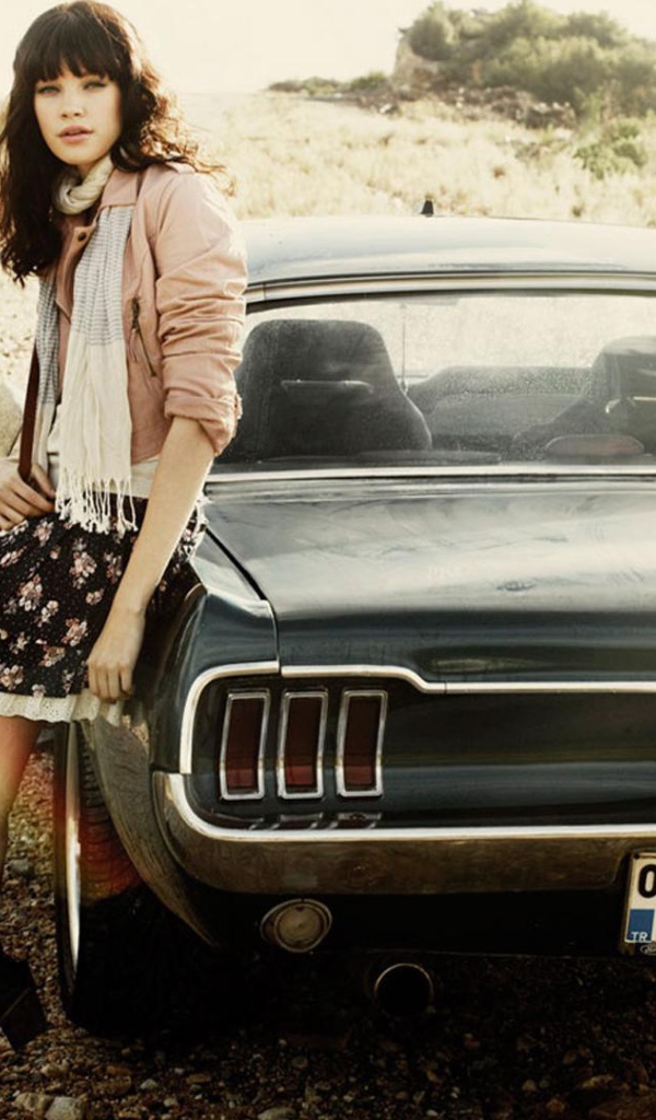 Девушка рядом с ретро машиной
