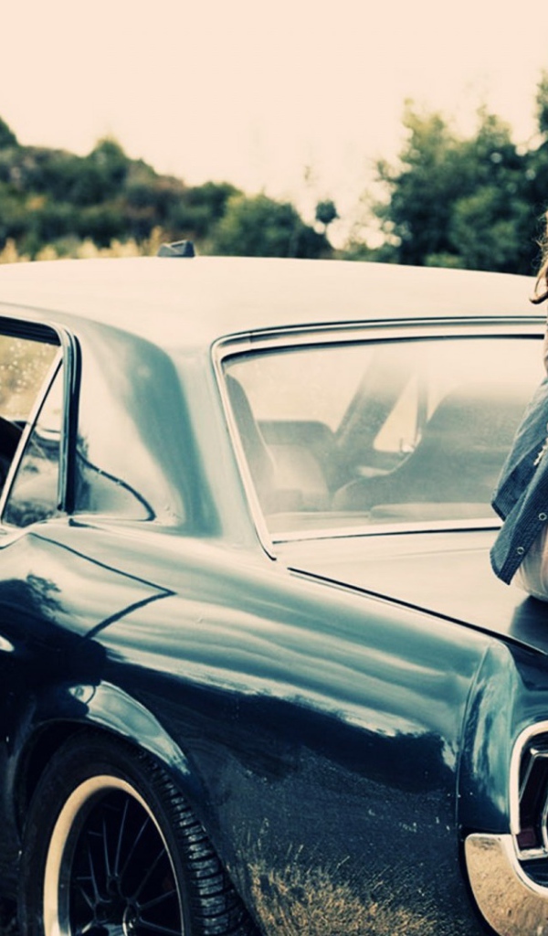 Девушка на классическом американском авто