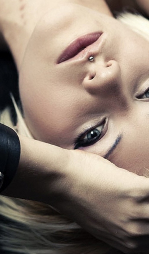 Девушка с тату на руке