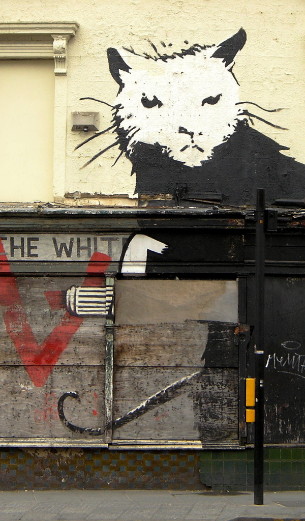 Граффити на здании, художник Бэнкси